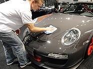 Vienna Auto Show 2010: Ein Porsche GT3 RS wird auf Hochglanz poliert Vienna Auto Show 2010: Ein Porsche GT3 RS wird auf Hochglanz poliert
