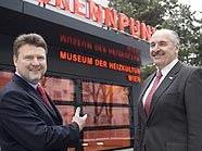 Vizebürgermeister Michael Ludwig und MA 34-Leiter Josef Neumayer vor dem neu gestalteten Museum