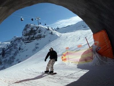 Eine Besonderheit ist der 120 Meter lange Skitunnel Eine Besonderheit ist der 120 Meter lange Skitunnel