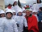 Schneeflöcklein so weiß - sangen die Kindergärtler ihrem Bürgermeister Harald Sonderegger vor.