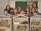 Stolz präsentieren die Schüler/innen ihre Nützlingshotels. Stolz präsentieren die Schüler/innen ihre Nützlingshotels.
