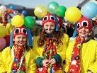 schön bunt war das Outfit dieser Clowngruppe ... schön bunt war das Outfit dieser Clowngruppe ...