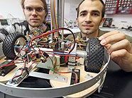 Arvid Staub und Raphael Charwot (re.) und ihr selbstentwickelter Roboter für die "RobotChallenge" Arvid Staub und Raphael Charwot (re.) und ihr selbstentwickelter Roboter für die "RobotChallenge"
