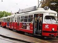 Hier noch ohne Rückspiegel: Eine alte Bim. Hier noch ohne Rückspiegel: Eine alte Bim.