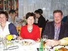 Nach dem Stress der vergangenen Stunden genießt der Satteinser Bürgermeister Anton Metzler sein wohlverdientes Schnitzel Nach dem Stress der vergangenen Stunden genießt der Satteinser Bürgermeister Anton Metzler sein wohlverdientes Schnitzel