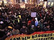 Studenten ziehen demonstrierend durch die Stadt Studenten ziehen demonstrierend durch die Stadt