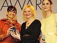 v.li.n.re.: Preisträgerin Sabine Grünberger, StRin Sandra Frauenberger und WIENERIN-Chefredakteurin Daniela Schuster