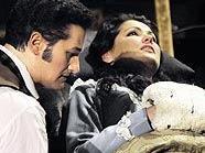Anna Netrebko als Mimi und Piotr Beczala als Rodolfo in "La Boheme"