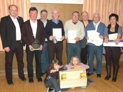 Bgm. Elmar Rhomberg, Züchter des Jahres Walter Fehle, Landesverbandspräsident Leo Meusburger, Vereinsmeister Wilfried Dietrich, Heinz Wilhelmstätter, Obmann Arno Greußing, Heinz Dietrich, Vereinsmeisterin Anita Kalb mit den Jungzüchtern Anna und Selina Greußing Bgm. Elmar Rhomberg, Züchter des Jahres Walter Fehle, Landesverbandspräsident Leo Meusburger, Vereinsmeister Wilfried Dietrich, Heinz Wilhelmstätter, Obmann Arno Greußing, Heinz Dietrich, Vereinsmeisterin Anita Kalb mit den Jungzüchtern Anna und Selina Greußing