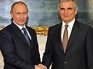 Bundeskanzler Werner Faymann (r.) begrüßt den russischen Ministerpräsidenten Wladimir Putin im Bundeskanzleramt Bundeskanzler Werner Faymann (r.) begrüßt den russischen Ministerpräsidenten Wladimir Putin im Bundeskanzleramt