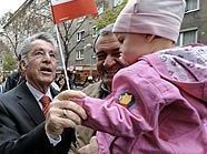 Bundespräsident Heinz Fischer einen Tag vor der Wahl am Viktor-Adler-Markt