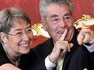 Bundespräsident Heinz Fischer (mit Gattin Margit) bleibt in der Hofburg