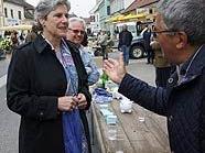 Bundespräsidentschaftskandidatin Barbara Rosenkranz auf dem Wochenmarkt in Stockerau