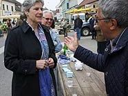 Bundespräsidentschaftskandidatin Barbara Rosenkranz auf dem Wochenmarkt in Stockerau Bundespräsidentschaftskandidatin Barbara Rosenkranz auf dem Wochenmarkt in Stockerau