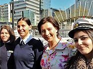 Die Ministerinnen Bures und Heinisch-Hosek mit den ersten Kapitäninnen und Schülerinnen Die Ministerinnen Bures und Heinisch-Hosek mit den ersten Kapitäninnen und Schülerinnen