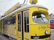 Die gelbe Straßenbahn ist als "Ring-Tram" unterwegs