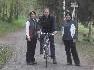 GR Dietmar Haller besichtigt mit zwei Joggerinnen den sanierten Fuß- und Radweg.