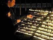 Gläubige entzünden Kerzen im Wiener Stephansdom