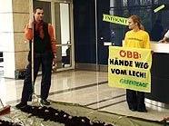 Greenpeace protestiert gegen den Ausbau eines ÖBB-Kraftwerks.