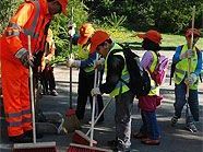 Groß und KLein ist aufgefordert, beim Saubermachen zu helfen. Groß und KLein ist aufgefordert, beim Saubermachen zu helfen.