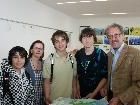 Luca Dreier, Lehrerin Natascha Moosbrugger, Peter Reinelt, Stefan Pierer und Alt-Bgm. Erwin Mohr. Luca Dreier, Lehrerin Natascha Moosbrugger, Peter Reinelt, Stefan Pierer und Alt-Bgm. Erwin Mohr.