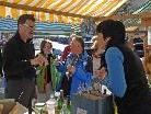 Der Bauernmarkt ist ein beliebter Treffpunkt. Mit dem Kauf einheimischer Produkte werden unsere Bauern unterstützt. Der Bauernmarkt ist ein beliebter Treffpunkt. Mit dem Kauf einheimischer Produkte werden unsere Bauern unterstützt.