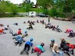 Die Kinder erlernten gezielt richtiges Stürzen und probten es zu Beginn des Kurses beim Skaterplatz Die Kinder erlernten gezielt richtiges Stürzen und probten es zu Beginn des Kurses beim Skaterplatz