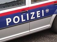 Die Kriminellen hatten Schusswafffen bei sich. Die Kriminellen hatten Schusswafffen bei sich.