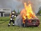 Die Löschung des brennenden Fahrzeugs wurde von einem jungen Feuerwehrler perfekt bewerkstelligt. Die Löschung des brennenden Fahrzeugs wurde von einem jungen Feuerwehrler perfekt bewerkstelligt.
