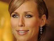 Die TV-Moderatorin zeigt ihre Zähne. Die TV-Moderatorin zeigt ihre Zähne.