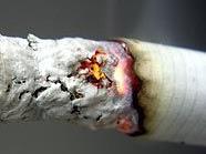 Eigentlich unvorstellbar - Brennende Zigarette ins Auge gedrückt