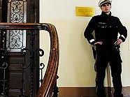 Ein Polizist sichert die Wohnung des Toten Ein Polizist sichert die Wohnung des Toten