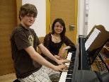 Thomas Pfanner und seine Klavierlehrerin Mayu Namba. Thomas Pfanner und seine Klavierlehrerin Mayu Namba.
