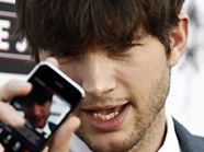 Ashton Kutcher (32) ist ein riesiger Technik-Fan Ashton Kutcher (32) ist ein riesiger Technik-Fan