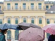 Auch vor Schloss Schönbrunn kam man an einem Regenschirm nicht vorbei.