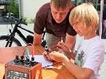 Besonders gefragt ist die Bastelübung, welche von den Museumstechnikern unterstützt werden Besonders gefragt ist die Bastelübung, welche von den Museumstechnikern unterstützt werden