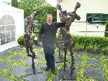 Bild: Der Künstler Gerry Mayer mit drei seiner Groß-Skulpturen. Bild: Der Künstler Gerry Mayer mit drei seiner Groß-Skulpturen.