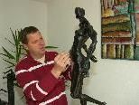 Bild: Gerry Mayr bei der Arbeit in seinem Atelier. Bild: Gerry Mayr bei der Arbeit in seinem Atelier.