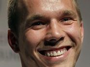 DFB-Kicker Lukas Podolski (25) tankt Kraft bei seinem Sohn DFB-Kicker Lukas Podolski (25) tankt Kraft bei seinem Sohn