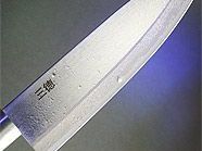 Das Opfer wurde in den linken Oberschenkel gestochen. Das Opfer wurde in den linken Oberschenkel gestochen.
