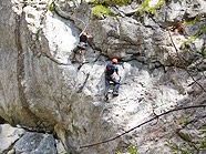Der Mann stürzte 15 Meter in die Tiefe. Der Mann stürzte 15 Meter in die Tiefe.