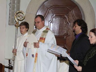 Die Feierlichkeiten zum Jubiläum der Pfarrkirche prägten die vergangenen Monate in Höchst. Die Feierlichkeiten zum Jubiläum der Pfarrkirche prägten die vergangenen Monate in Höchst.