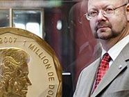 Dorotheum Münz-Experte Mag. Michael Beckers mit der größten Goldmünze der Welt Dorotheum Münz-Experte Mag. Michael Beckers mit der größten Goldmünze der Welt