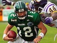 Dragons-QB Eric Marty wird von Vikings-LB Chris James gesackt Dragons-QB Eric Marty wird von Vikings-LB Chris James gesackt