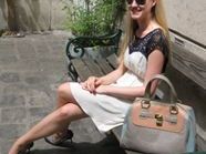 Jeannine würde nie ohne ihre Tasche aus dem Haus gehen Jeannine würde nie ohne ihre Tasche aus dem Haus gehen