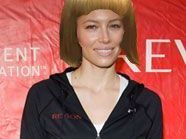 Jessica findet es noch immer "komisch", dass Leute sie anstarren, wenn sie sich in der Öffentlichkeit zeigt Jessica findet es noch immer "komisch", dass Leute sie anstarren, wenn sie sich in der Öffentlichkeit zeigt