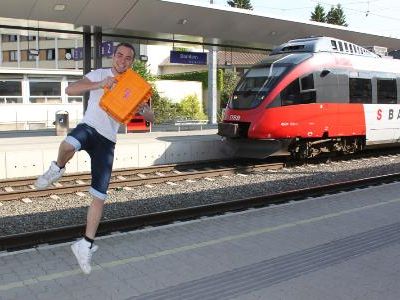 Jugendliche haben die Möglichkeit ein Bus-und Bahnticket zu gewinnen.