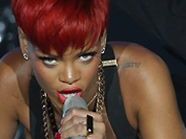 Rihanna (22) sagt, ihr Freund schenke ihr "Frieden", wenn ihr Leben zu "chaotisch" wird Rihanna (22) sagt, ihr Freund schenke ihr "Frieden", wenn ihr Leben zu "chaotisch" wird