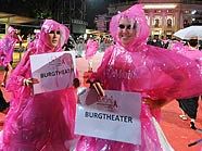 Gute Stimmung trotz Regen auf dem Rathausplatz