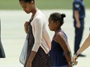 Malia (l.) und Sasha Obama sollen als Babysitter Geld verdienen